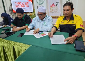 SAIFULNIZAM Muhamad (dua dari kiri) bersama tiga wakil NGO terlibat bersama-sama menandatangani dokumen Tuntutan Rakyat Kelantan Sempena PRN 2023 di Kompleks Dakwah ABIM Kelantan di Tanjung Mas, Kota Bharu, Kelantan hari ini. UTUSAN/MUSTAQIM MOHAMED