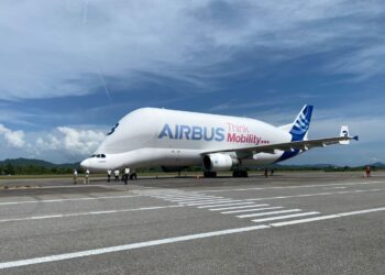 PESAWAT Airbus Beluga A300-600ST mendarat di LTAL untuk mengisi bahan api sebelum meneruskan perjalanan ke destinasi seterusnya di Padang Matsirat di Langkawi. GAMBAR IHSAN/ MUZANI MD NOOR