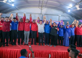 SEBAHAGIAN calon PH dan BN yang diperkenalkan lebih dekat kepada penyokong di negeri ini pada Majlis Pengenalan dan pelancaran Manifesto Perpaduan di Laguna Merbok, Sungai Petani. -UTUSAN/SHAHIR NOORDIN