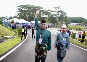 MUHAMMAD Sanusi Md. Nor tiba di pekarangan Pejabat Tanah dan Daerah Sik. -UTUSAN/SHAHIR NOORDIN