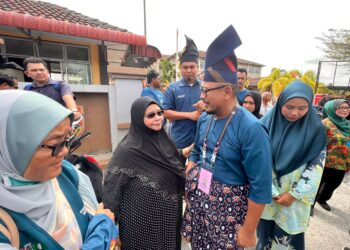 MOHD. Ashraf Mustaqim Badrul Munir (dua dari kanan) beramah mesra dengan penyokong selepas proses penamaan calon DUN Kota Siputeh di Sekolah Menengah Sains Kubang Pasu, Kedah pada hari penamaan calon.- UTUSAN/MOHD. HAFIZ ABD. MUTALIB