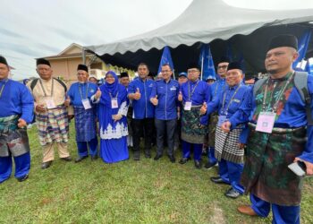 ASYRAF Wajdi Dusuki (tengah) bersama calon BN DUN Semerak Marshella Ali (empat kiri) semasa mengiringkan penamaan calon di Dewan SMK Kamil Pasir Puteh, Kelantan hari ini-UTUSAN/TOREK SULONG