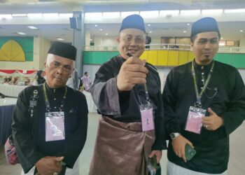 IZAT Bukhary Ismail Bukhary (tengah) menunjukkan pen sebagai logo kempen yang digunakannya dalam PRN kali ini selepas menyerahkan borang pencalonannya sebagai calon Bebas DUN Kota Lama di Dewan Jubli Perak, Kota Bharu, Kelantan hari ini-UTUSAN/ROSALWANI CHE SOH