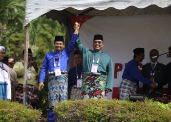 MUHAMMAD Sanusi Md. Nor dan Muhamad Khizri Abu Kasim disahkan sebagai calon DUN Jeneri selepas proses penamaan calon di Pejabat Daerah dan Tanah Sik. - UTUSAN/SHAHIR NOORDIN