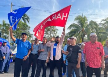 PHRANI Jali (tiga dari kanan) bersama penyokong Barisan Nasional dan Pakatan Harapan bersemangat ketika berkumpul di Ibu Pejabat Polis Daerah (IPD) Gua Musang, Kelantan hari ini. UTUSAN/AIMUNI TUAN LAH