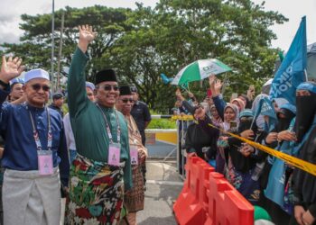 MUHAMMAD Sanusi Md. Nor mengangkat tangan kepada para penyokong PN yang hadir pada proses penamaan calon DUN Jeneri di Pejabat Tanah dan Daerah Sik. -UTUSAN/SHAHIR NOORDIN