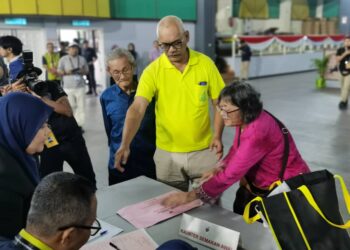 TAN Lay Tho (kanan) semasa menyerahkan borang pencalonannya kepada pihak SPR di Pusat Penamaan Calon di Dewan Jubli Perak Majlis Perbandaran Kota Bharu Bandar Raya Islam (MPKB-BRI), Kota Bharu, Kelantan hari ini-UTUSAN/ROSALWANI CHE SOH