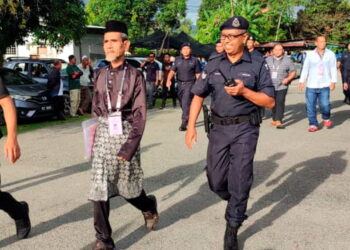 KU Abdul Halim Ku Ismail ketika tiba pada proses penamaan calon DUN Guar Chempedak di Dewan Lestari Guar Chempedak di Yan.