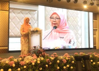 DR. Zaliha Mustafa ketika berucap pada Majlis Anugerah Perkhidmatan Cemerlang (APC) Jabatan Kesihatan Negeri Kelantan di Kota Bharu, Kelantan, hari ini. UTUSAN/ROSMIZAN RESDI