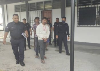 EMPAT lelaki dibawa ke Mahkamah Majistret Bahau, Jempol hari ini bagi didakwa berhubung kes kecurian buah sawit serta pokok sawit di daerah ini.-UTUSAN/NOR AINNA HAMZAH.