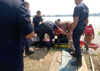 ANGGOTA bomba membawa mayat mangsa ke lokasi operasi SAR untuk diserahkan kepada pihak polis.