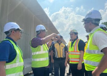 ABDUL Rahman Mohamad (dua dari kiri) mendengar penerangan daripada jurutera mengenai Projek LTU di Kilometer 251 (FT008) berhampiran jambatan Felda Chiku 3 di Felda Chiku 3, Gua Musang, Kelantan, semalam.UTUSAN/AIMUNI TUAN LAH