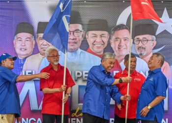 AHMAD Zahid Hamidi bersama pemimpin Barisan Nasional dan Pakatan Harapan melancarkan jentera peringkat negeri Terengganu di SK Sultan Sulaiman 1, Kuala Terengganu, semalam. – UTUSAN/PUQTRA HAIRRY ROSLI