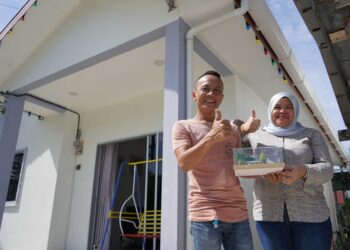 Zulkifli A Hamdan dan isteri bersyukur kerana diberikan peluang memiliki rumah sendiri menerusi skim Rumah Mesra Rakyat (RMR).