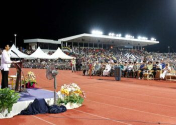 ORANG ramai yang menghadiri ceramah Ustaz Abdul Somad di Stadium TLDM Lumut semalam. - UTUSAN/MUHAMAD NAZREEN SYAH MUSTHAFA