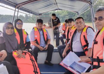 HAMEED MYTHEEN Kunju Basheer (dua dari kanan) menaiki bot ketika melawat empangan Durian Tunggal di Durian Tunggal, Melaka, hari ini.