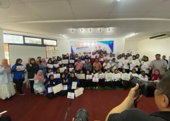 SERAMAI 54 peserta menerima peralatan perniagaan seperti ketuhar, penyejuk dan pengadun pada Majlis Penyerahan Bantuan Program Pemerkasaan Ekonomi Komuniti Bandar (PEKB) di Dewan Teja Skill, Tanjung Lumpur di Kuantan, Pahang. - UTUSAN/DIANA SURYA ABD WAHAB