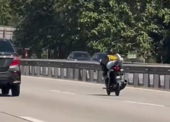TANGKAP layar aksi wanita yang menunggang motosikal secara berbahaya di Kilometer 375.9, Lebuh Raya Utara-Selatan arah utara dekat Tanjung Malim yang tular di media sosial. - UTUSAN