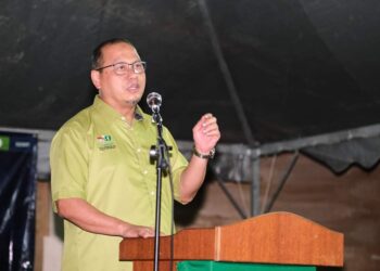 AHMAD Amzad Hashim menyampaikan ceramah pasca bubar DUN di Pulau Kambing, Kuala Terengganu, malam tadi.