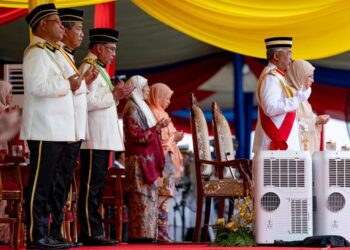 ANWAR IBRAHIM mengiringi Yang di-Pertuan Agong, Al-Sultan Abdullah Ri’ayatuddin Al-Mustafa Billah Shah dan Raja Permaisuri Agong, Tunku Hajah Azizah Aminah Maimunah Iskandariah ke Istiadat Perbarisan Sambutan Hari Pahlawan Tahun 2023 di Dataran Pahlawan Negara.