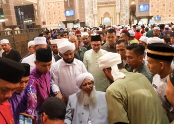 ANWAR Ibrahim bersama Mufti Besar India, Sheikh Abu Bakr Ahmad ketika menghadiri Seminar Penghayatan Sahih Al-Bukhari dan Peluncuran Majlis Hadis Sahih Al-Bukhari di Masjid Putra, Putrajaya.. - UTUSAN/FAISOL MUSTAFA