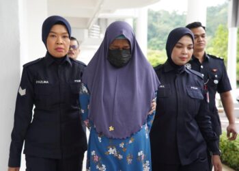 SAIRA Abdullah (tengah) hadir di Mahkamah Majistret Selayang diiringi anggota polis bagi menghadapi pertuduhan mencederakan lelaki Pakistan dan isterinya. 