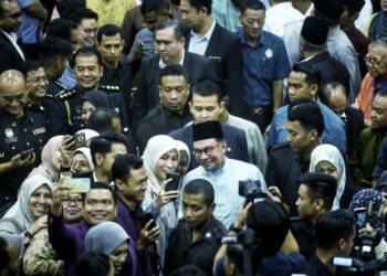 ANWAR Ibrahim bergambar dengan penjawat awam pada Majlis Amanat Perdana Menteri Kepada Penjawat Awam Negeri Sembilan di Dewan Majlis Bandaraya Seremban semalam. – UTUSAN/MOHD. SHAHJEHAN MAAMIN