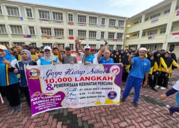 NASIR Safar (tiga dari kanan) melaksanakan aktiviti riadah bersama warga SMK Sungai Petai di Pasir Puteh, Kelantan, hari ini. - UTUSAN/TOREK SULONG