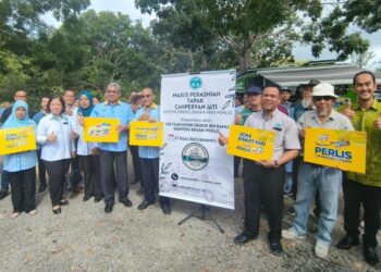 MOHD. Shukri Ramli (empat dari kanan) dan Ismail Parlan (tiga dari kanan) melancarkan Tapak Campervan Jati di SPF Mata Ayer, Padang Besar, Perlis hari ini.- UTUSAN/SYED AZLAN SAYID HIZAR