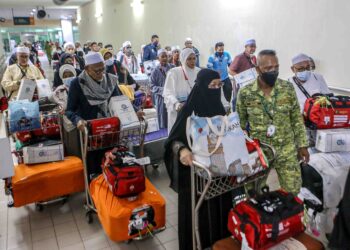 Seramai 139 jemaah haji tiba di Lapangan Terbang Sultan Abdul Halim, Alor Setar, Kedah, kelmarin. - UTUSAN/SHAHIR NOORDIN