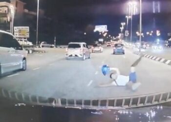 TANGKAP layar rakaman video seorang lelaki berbaring di atas jalan di Jalan Kuala Kangsar, Ipoh  yang tular dalam media sosial hari ini. - UTUSAN