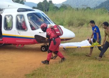 MAZLAN Roslan dibawa menaiki helikopter Unit Udara JBPM untuk ke Hospital Gua Musang, Kelantan. - GAMBAR IHSAN UNIT UDARA JBPM