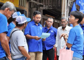 MOHD. Khairi Afiq Mohd. Yusof (tengah) bersama penduduk di perkampungan Cina Hainan di Air Jernih, Kemaman, Terengganu, hari ini. - UTUSAN/NIK NUR IZZATUL HAZWAN NIK ADNAN