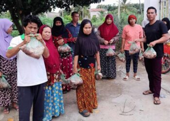 MASYARAKAT Islam Melayu Champa  memegang daging korban sumbangan dermawan dari Pahang di Kampung Chimaan, daerah Ponyekrek, Wilayah Tbongkhmom, Kemboja.