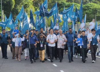 DOMINIC Lau diiringi penyokong PN ke pusat penamaan calon PRN-15 di Dewan Bukit Belah, Teluk Kumbar, Pulau Pinang hari ini.