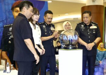 MOHD. Yusri Hassan Basri (tengah) melakukan gimik pelancaran Program Derma Darah PDRM Perak sempena Hari Polis Ke-216 di Ipoh. - UTUSAN/MUHAMAD NAZREEN SYAH MUSTHAFA