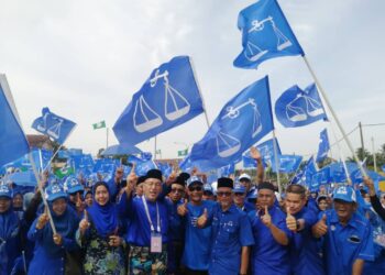 JAILANI Johari (hadapan, tiga dari kiri) bersama penyokong BN yang berarak mengiringinya di di Pusat Penamaan Calon N24 Ajil di Dewan Sivik Ajil, Hulu Terengganu, hari ini.  - UTUSAN/NOOR HAYATI MAMAT