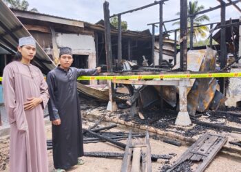 MUHAMMAD AMAR Aluwi (kanan) dan Harun Solleh menunjukkan lokasi mereka  tidur sebelum kebakaran di Madrasah Tahfiz Baitil Hamdi (Lil Banin), Taboh Naning kelmarin. – UTUSAN/MUHAMMAD SHAHIZAM TAZALI