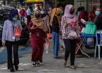 MEMBAWA bekal ke tempat kerja dapat mengurangkan perbelanjaan membeli makanan di luar. 
– GAMBAR HIASAN/AMIR KHALID