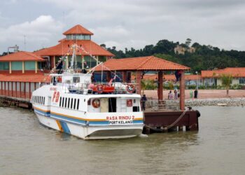 PANTAI Minyak Beku, Batu Pahat, Johor kini menjadi tarikan bagi penduduk tempatan untuk bersiar-siar dan berekreasi pada sebelah petang.