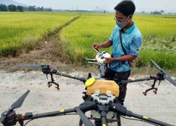 TEKNOLOGI dron dengan kecerdasan buatan (AI) dapat membantu petani mengurus ladang dan sawah secara lebih berkesan.