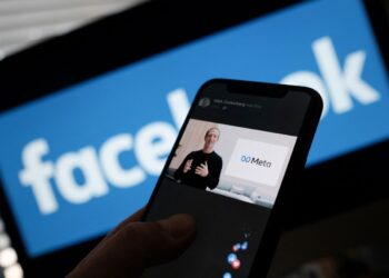 MEDIA sosial seperti Facebook adalah platform terbaik untuk rakyat membuat pendedahan mengenai kes-kes penderaan yang berlaku. – AFP