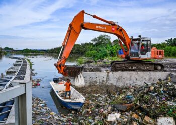 MELIBATKAN diri dalam aktiviti pembersihan pantai dan sungai adalah antara cara praktikal untuk menyelamatkan lautan. – AFP