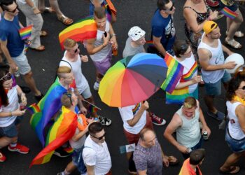 PERLAKUAN golongan lesbian, gay, biseksual dan transgender (LGBT) adalah satu kesalahan kerana bertentangan dengan undang-undang syariah dan sivil di Malaysia. – AFP