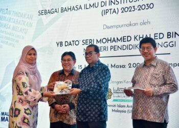 MOHAMED Khaled Nordin (dua dari kanan) melancarkan Pelan Tindakan Memartabatkan Bahasa Melayu sebagai Bahasa Ilmu di Institusi Pendidikan Tinggi Awam (IPTA) 2023-2030 pada 15 Jun lalu.