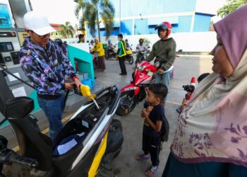 PENGISIAN minyak kenderaan boleh dilakukan
pada bila-bila masa sahaja walaupun ketika cuaca
panas. – GAMBAR HIASAN