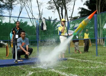 PELAJAR lebih berminat mengikuti aliran Sains, Teknologi, Kejuruteraan dan Matematik (STEM) jika mereka diberi ruang untuk menjalankan eksperimen menarik.