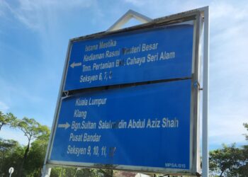 KEADAAN papan tanda petunjuk jalan cacat yang terletak di Persiaran Raja Muda, Seksyen 5, Shah Alam, Selangor. – IHSAN PEMBACA