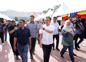 FAHMI Fadzil (tengah) melawat tapak Majlis Pelancaran Bulan Kebangsaan dan Kibar Jalur Gemilang 2023 di Bulatan Sultan Azlan Shah di Meru Raya, Ipoh hari ini. - UTUSAN/ZULFACHRI ZULKIFLI