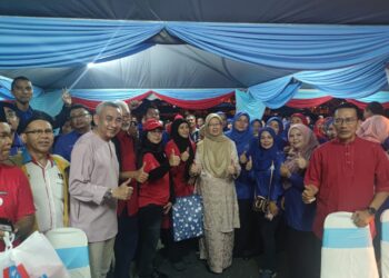 ZALIHA Mustafa (barisan depan, empat dari kanan) bergambar bersama jentera pilihan raya PH DUN Wakaf Mempelam di Losong, Kuala Terengganu, malam tadi.